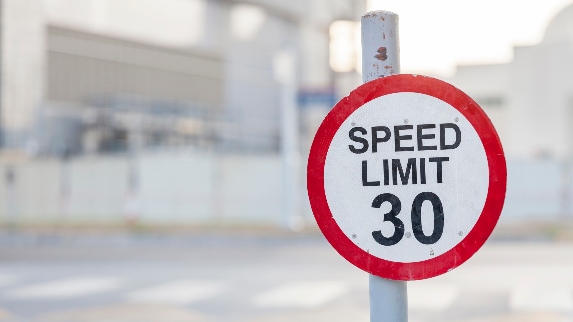 En fait, une voiture pollue peut-être plus à 30 km/h qu'à 50 km/h